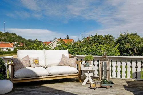 eine Couch auf dem Balkon in der Unterkunft Family Cabin With A View in Mandal
