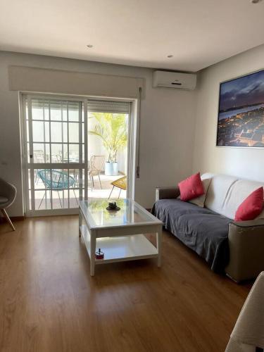ein Wohnzimmer mit einer Couch und einem Couchtisch in der Unterkunft La Seixalia, charme e grande terraço in Seixal