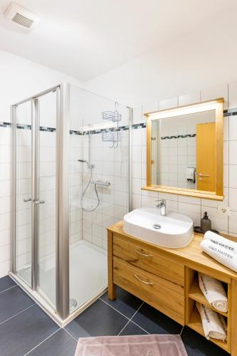 a bathroom with a sink and a shower at Weingut Gästehaus D&D Haider in Jois