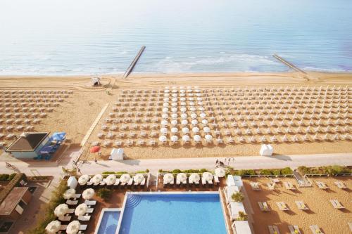 Bazén v ubytování Hotel Delle Nazioni nebo v jeho okolí