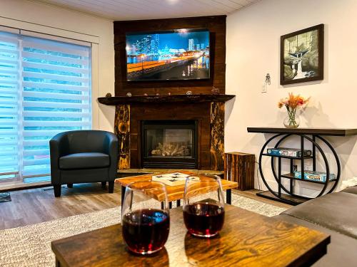 a living room with a fireplace and a tv at Greenview Retreat in Collingwood