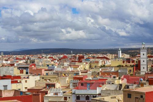 ein Blick auf eine Stadt mit Gebäuden in der Unterkunft Dar Mogador in Essaouira