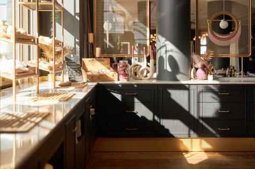 eine Küche mit einer Theke und einer Arbeitsplatte mit einer Theke in der Unterkunft Van der Valk Hotel Brussels Airport in Diegem