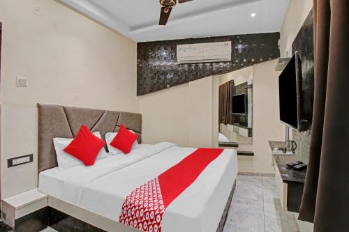 Una cama o camas en una habitación de Hotel O S R Guest House