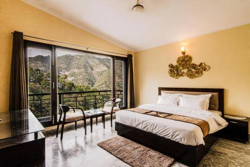 En eller flere senge i et værelse på Exotic Stays I Three Bedroom Villa With Outdoor Sittig Area Lawn & BBQ l Night Bonfire l Kasauli