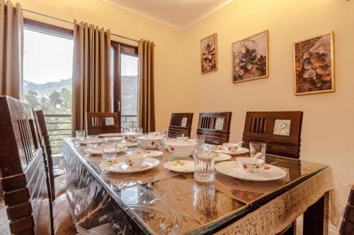 Et opholdsområde på Exotic Stays I Three Bedroom Villa With Outdoor Sittig Area Lawn & BBQ l Night Bonfire l Kasauli