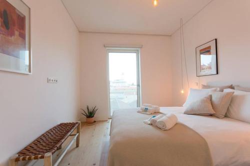 Wave of Light in Lisbon by Innkeeper