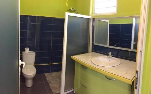 Et badeværelse på Studio avec piscine privée à Sainte-Rose, 45 m²