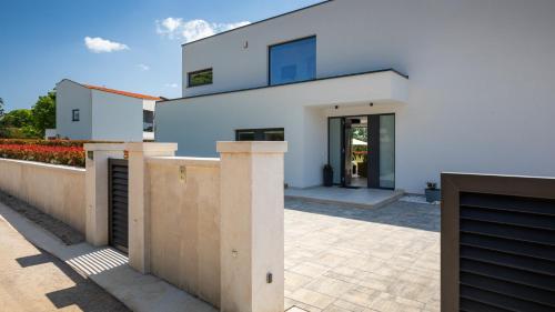 Modern villa Blanka with pool and grill in Tinjan