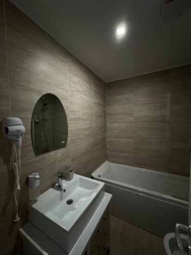 um banheiro com pia e banheira em Lucas investment Q14-302 em Ştefăneştii de Jos