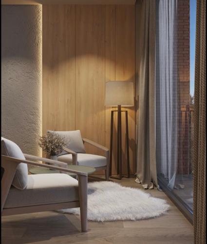 ein Wohnzimmer mit einem Stuhl und einer Lampe in der Unterkunft Апартаменти Travy in Jaremtsche