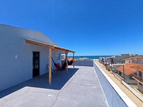 een patio met een hangmat op het dak van een huis bij Rooftop BeiraMar in Balneario Barra do Sul