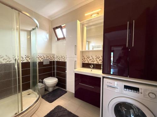 un bagno con lavatrice e WC di Family Duplex Villa with Garden 150m to Beach a Ayvalık