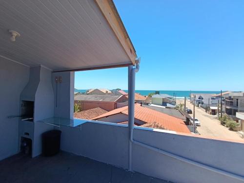 een balkon met uitzicht op de oceaan bij Rooftop BeiraMar in Balneario Barra do Sul