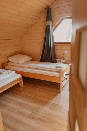 a small room with a bed and a window at Sosnowy Domek Piętro Zator Graboszyce Energylandia in Graboszyce