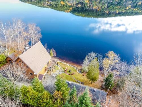 an aerial view of a house next to a lake at Le Tresor du Lac in Mandeville