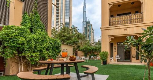Downtown 2BHK Burj View & Private Garden