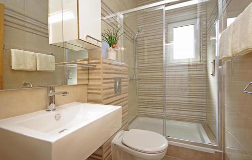 Lovely Apartment In Makarska With Lake View