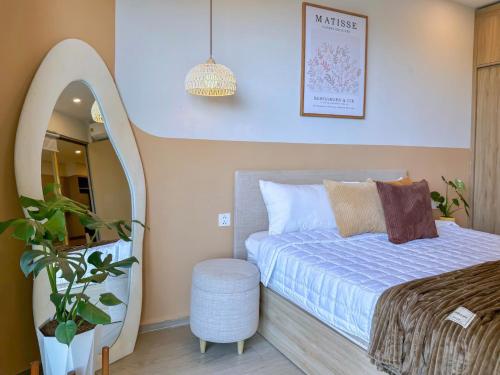 En eller flere senge i et værelse på The Sóng Hotel - Căn Hộ Dịch Vụ Cao Cấp