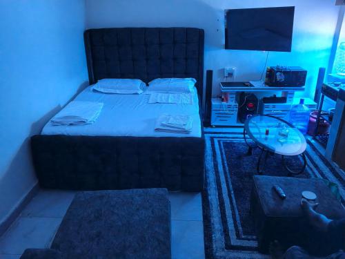 een slaapkamer met een bed in een blauwe kamer bij Goshen heights in Kitengela 