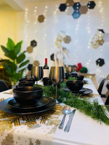 a table with black plates and wine glasses on it at Loft Industrial Petfriendly in Tlaxcala de Xicohténcatl