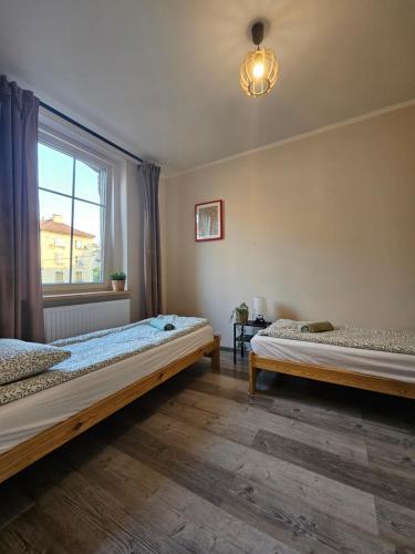 Ένα ή περισσότερα κρεβάτια σε δωμάτιο στο Apartamenty KDN Metalowców