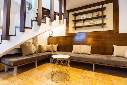 a living room with two benches and a table at Casa Matteo Piran in Piran