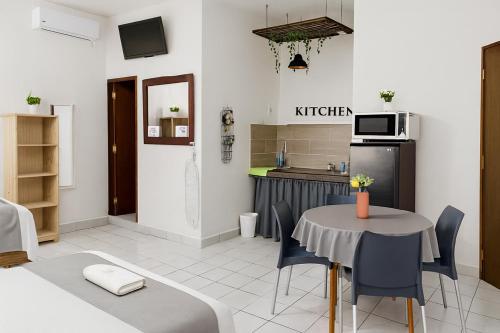 a kitchen and dining room with a table and chairs at Hospedaje Aldana - Posada SOL en zona natural in Tuxpan de Rodríguez Cano