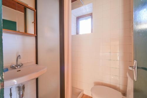 une salle de bains avec lavabo, toilettes et douche dans l'établissement Chalet Paisible, à Arc 1600