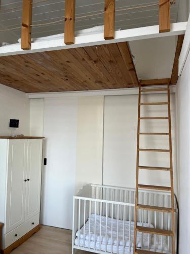 a room with a bunk bed and a wooden ceiling at Ferienwohnung Fritz in Zinnowitz