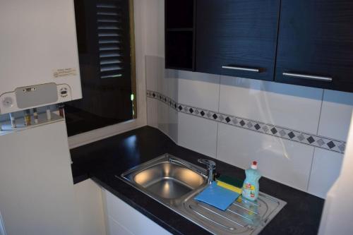 a small kitchen with a sink and a counter at AB Apartment Objekt 54 in Esslingen