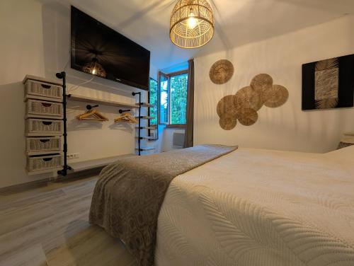 En eller flere senge i et værelse på Maison cévenole - Centre ville - Arrivée flexible