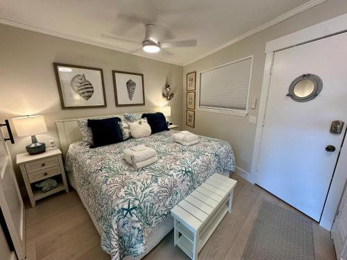 una camera da letto con un letto, un tavolo e una finestra di Seaside 382 a Hilton Head Island