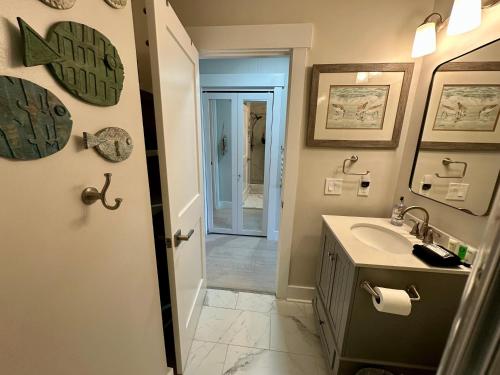 un bagno con lavandino e specchio di Seaside 382 a Hilton Head Island