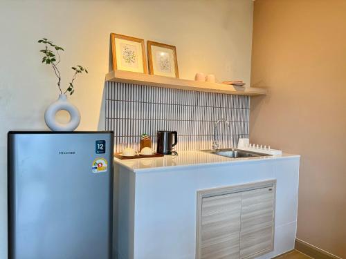 eine kleine Küche mit Kühlschrank und Spüle in der Unterkunft Little Stay Bophut - Samui in Ko Samui