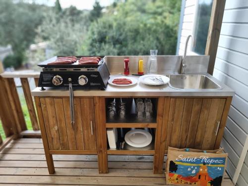 eine Küchenarbeitsplatte mit Spüle und Herd in der Unterkunft Camping Bi-Village - Roan in Valbandon