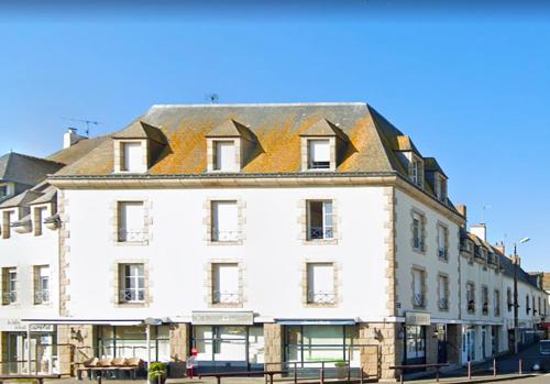 ein großes weißes Gebäude am Straßenrand in der Unterkunft La goélette - Les Gîtes de la Côte d'Amour in Le Croisic