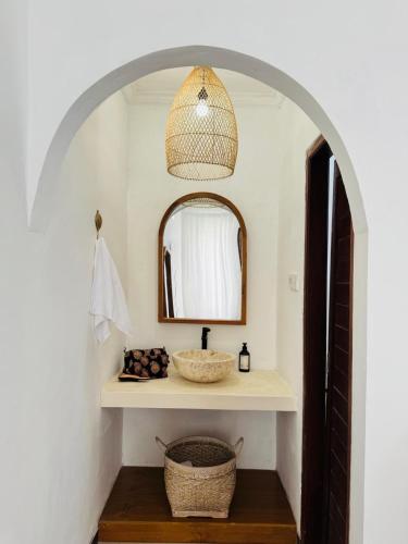 een badkamer met een wastafel en een spiegel bij Gypsea Rest Villa in Nusa Lembongan