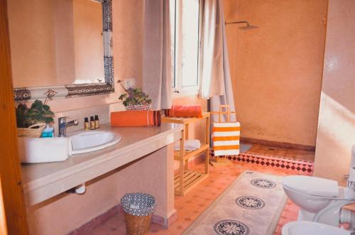 a bathroom with two sinks and a toilet at Villa Essalah & Spa Marrakech in Marrakech