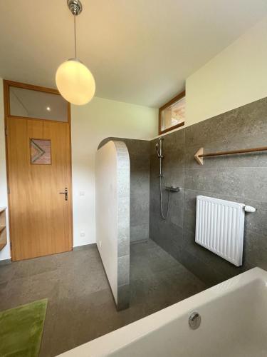 un bagno con vasca e doccia di Maisonette in Kuchl, Pure nature a Kuchl