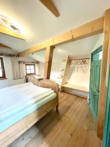 una camera con un letto e una scala di Maisonette in Kuchl, Pure nature a Kuchl