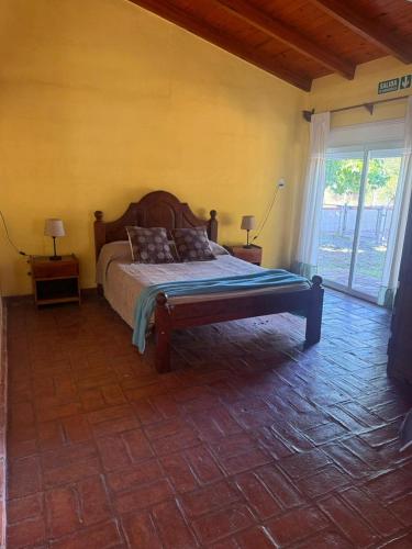 una camera da letto con un letto in una stanza di Alma de Lago a Villa Rumipal