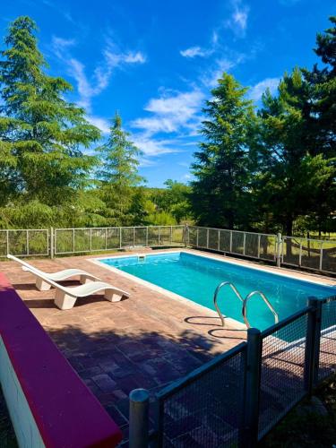 una piscina con una recinzione intorno di Alma de Lago a Villa Rumipal