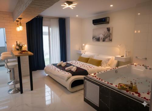 Private Jacuzzi Oasis - 2 min to Metro & Acropolis