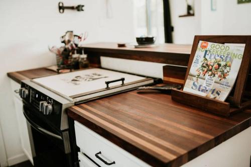 Køkken eller tekøkken på Centrally located - Perch Lake Bungalow - Hot-tub!