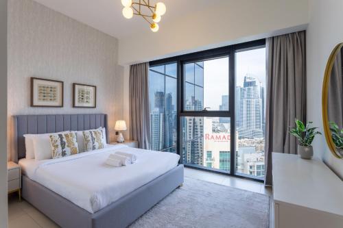 um quarto com uma cama grande e uma janela grande em Vacationer I Luxury 2 Bedroom I Burj Khalifa View I Downtown I Free Gym, Pool, Parking & Wi-Fi no Dubai