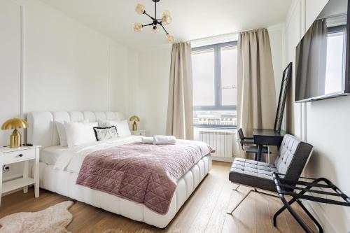 Postel nebo postele na pokoji v ubytování LUMIA Luxury-Balcony-Tower View-Parking