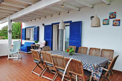 Un comedor con mesa y sillas en Villa Giulia con piscina vista mare, en Sperlonga
