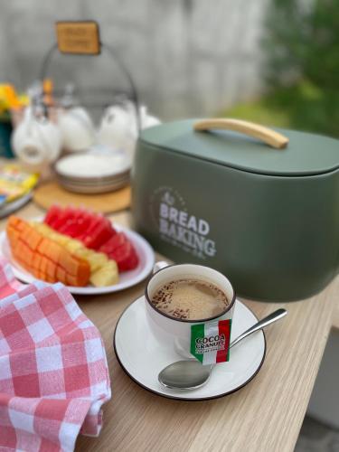 une table avec une tasse de café et une mijoteuse dans l'établissement Casa de Brisa BnB, à Prampuan