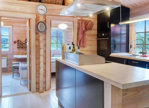 Nhà bếp/bếp nhỏ tại Feel Calm In A Log Cabin Near Klintebjerg